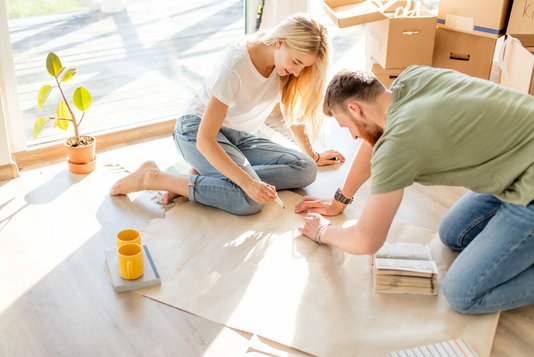 menschen-gemischt-Paar-grundrisse-zeichnen-malen Paar in ihrem Zuhause